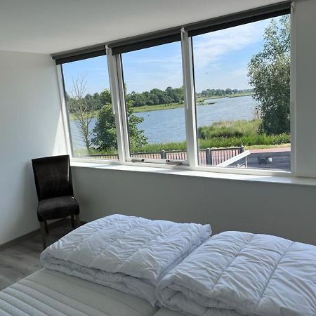 Comfortabele Woning Met Omheinde Tuin Aan Water Voor 12 P Oostburg Luaran gambar