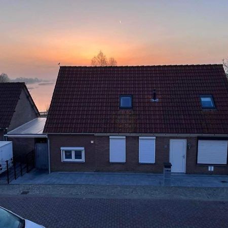 Comfortabele Woning Met Omheinde Tuin Aan Water Voor 12 P Oostburg Luaran gambar