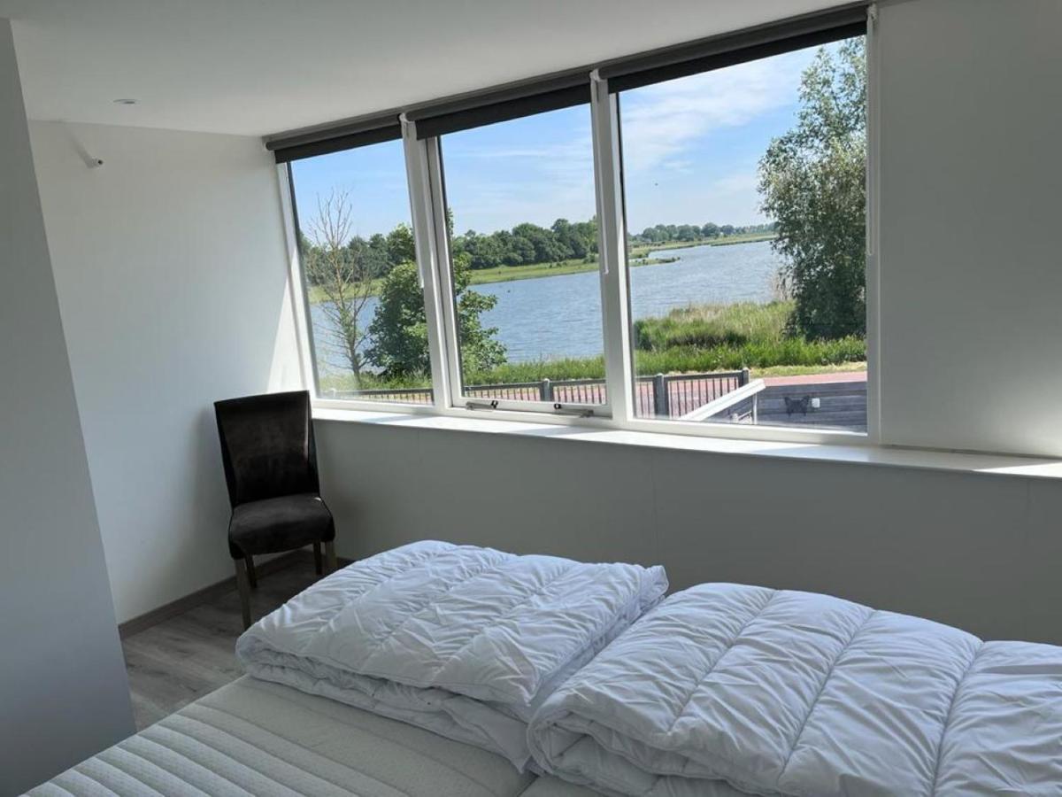 Comfortabele Woning Met Omheinde Tuin Aan Water Voor 12 P Oostburg Luaran gambar