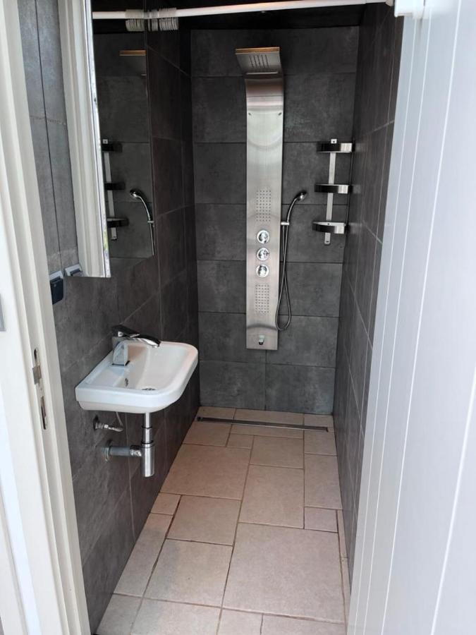 Comfortabele Woning Met Omheinde Tuin Aan Water Voor 12 P Oostburg Luaran gambar