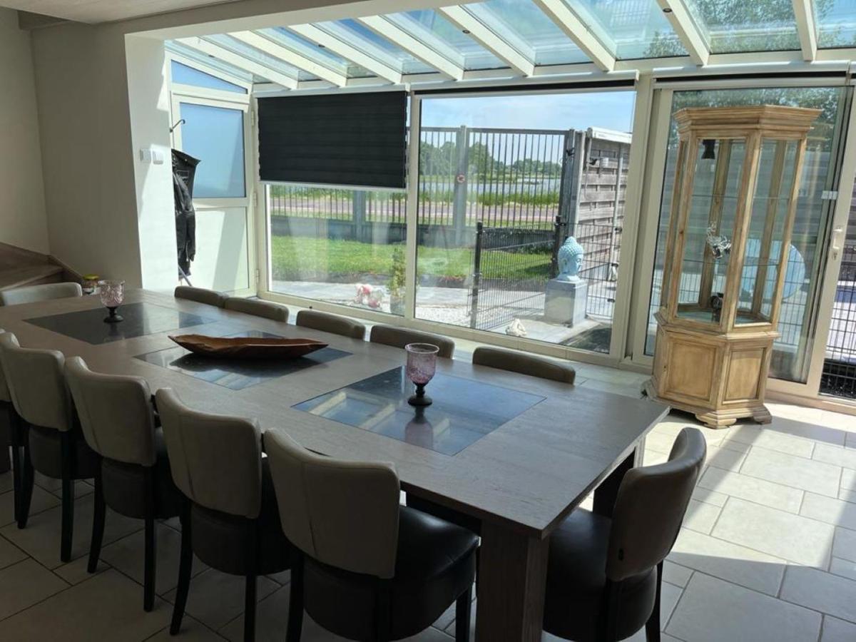 Comfortabele Woning Met Omheinde Tuin Aan Water Voor 12 P Oostburg Luaran gambar