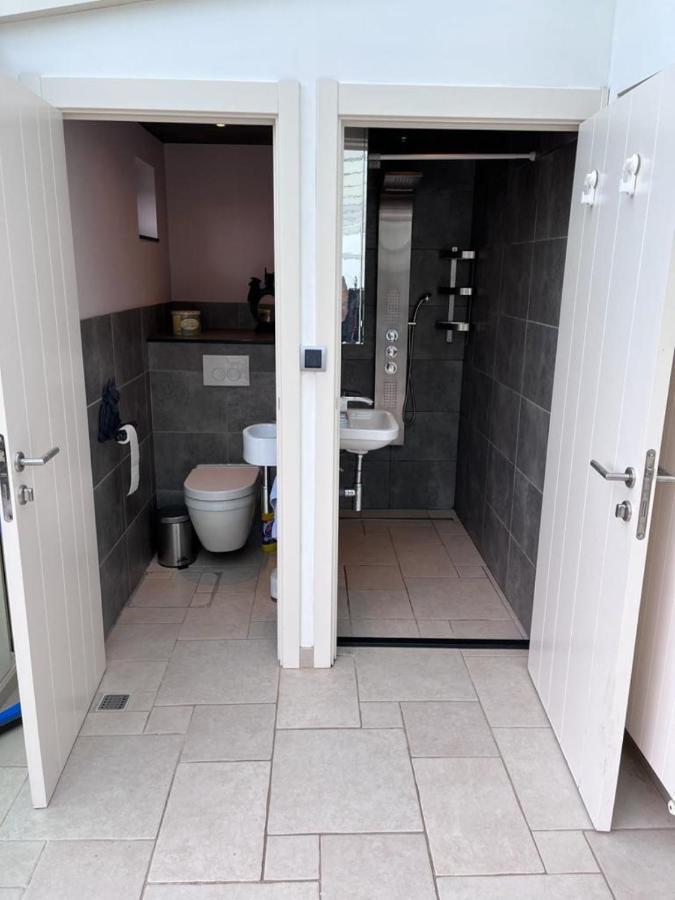 Comfortabele Woning Met Omheinde Tuin Aan Water Voor 12 P Oostburg Luaran gambar
