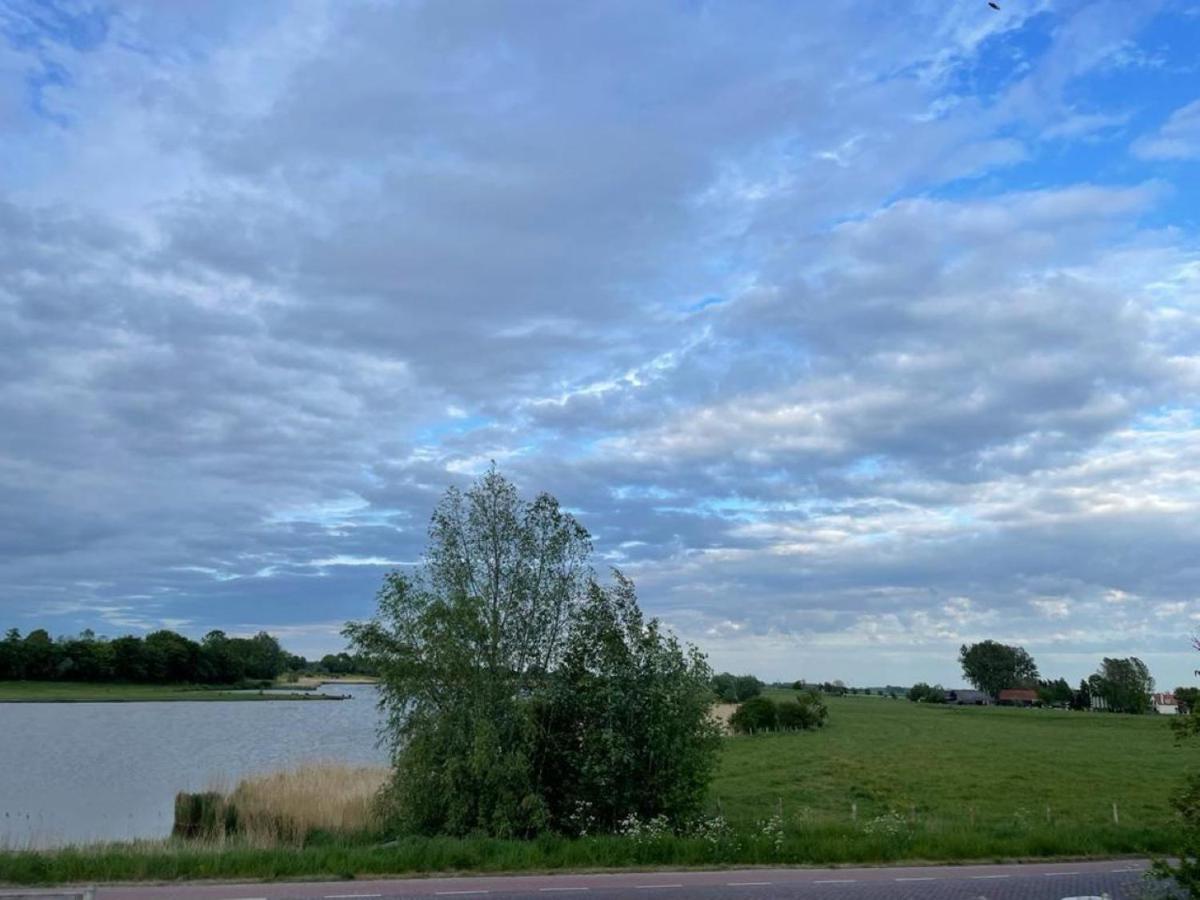Comfortabele Woning Met Omheinde Tuin Aan Water Voor 12 P Oostburg Luaran gambar