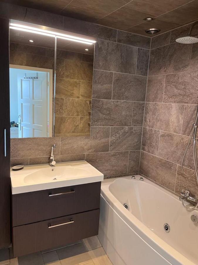 Comfortabele Woning Met Omheinde Tuin Aan Water Voor 12 P Oostburg Luaran gambar