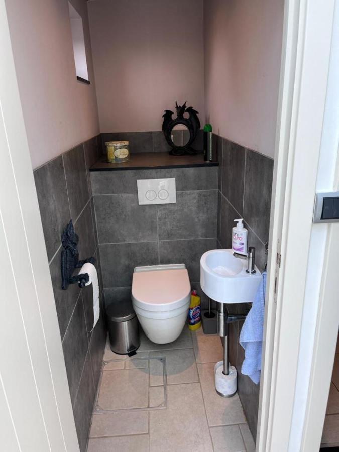 Comfortabele Woning Met Omheinde Tuin Aan Water Voor 12 P Oostburg Luaran gambar