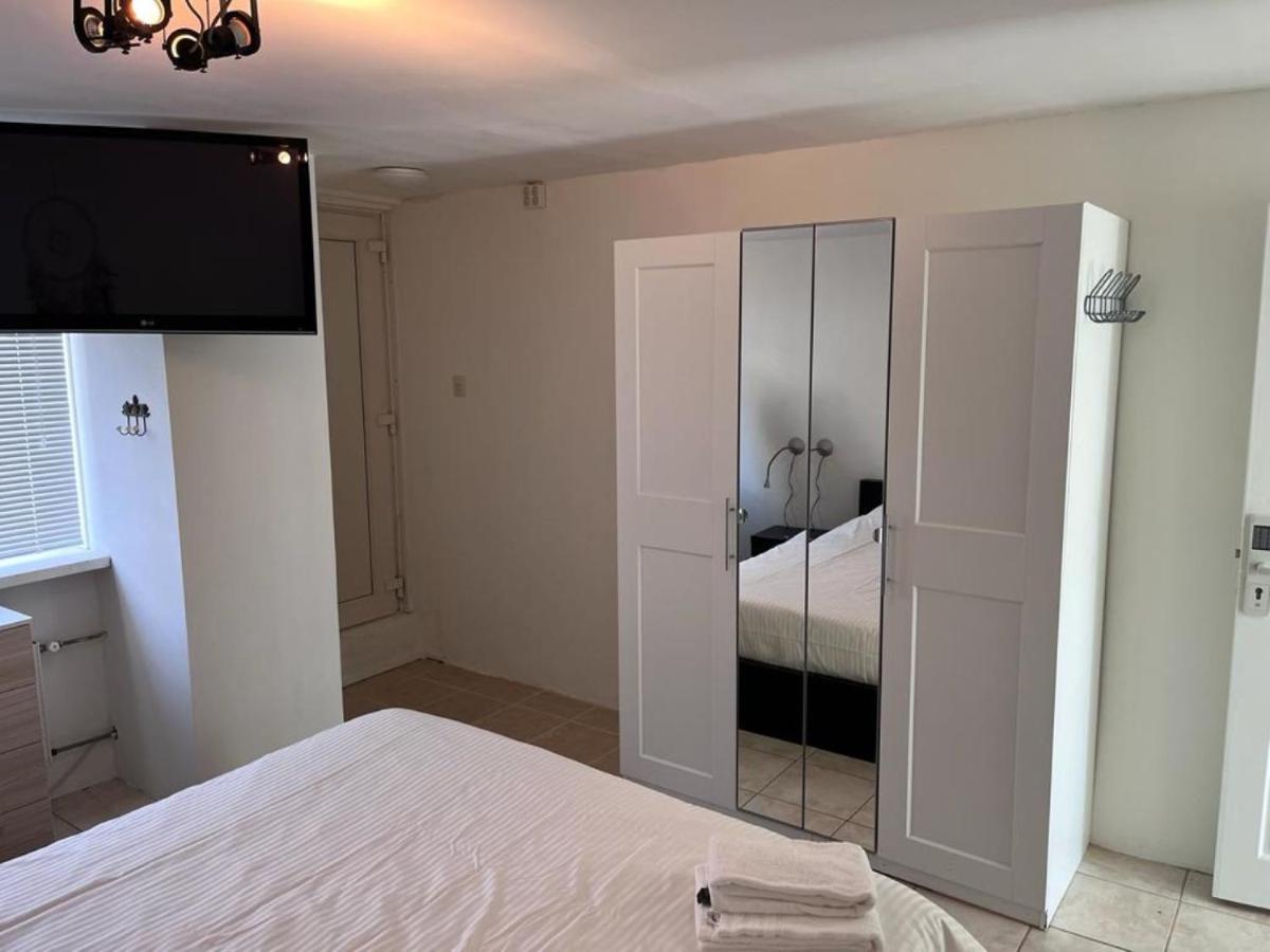 Comfortabele Woning Met Omheinde Tuin Aan Water Voor 12 P Oostburg Luaran gambar